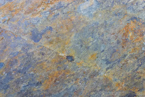 Kalıplaşmış taş zemin, doğal toprak renkleri var.