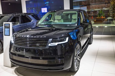 Premium Range Rover SV lüks SUV siyah renkli galeride sergileniyor. Londra, İngiltere, 24 Aralık 2023