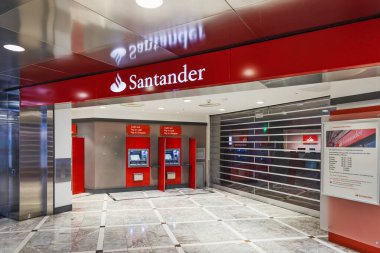 Santander banka şubesi. Perakende alanında kırmızı tabela ve ATM makineleri var. Londra, İngiltere, 24 Aralık 2023