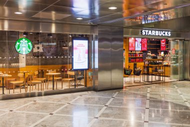 Starbucks kafe, oturma alanı, cam mağaza önü ve menü tahtaları. Londra, İngiltere, 24 Aralık 2023