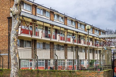 Londra 'nın kaldırımları, balkonları ve tuğlaları olan bir mahallesindeki belediye daireleri..