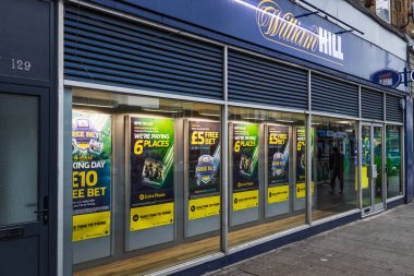 William Hill, Londra 'nın dışındaki bahis dükkanında vitrininde reklamlar vardı. Londra, İngiltere, 25 Aralık 2023