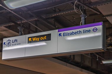Londra 'daki Elizabeth hattı için istasyon tabelası..