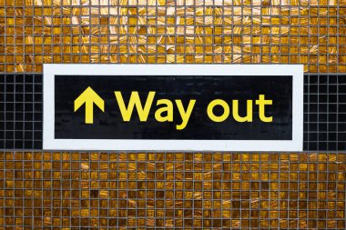 Londra metro istasyonunda çıkış yönü işareti.