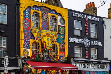 Londra 'nın en iyi turizm merkezi olan Camden High Caddesi' nde fil sanatıyla göz alıcı bir yer. Londra, İngiltere, 26 Aralık 2023