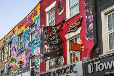 Camden High Street 'in canlı sokak manzarasında sanatsal dükkanlar ve kalın dekorlar var. Londra, İngiltere, 26 Aralık 2023