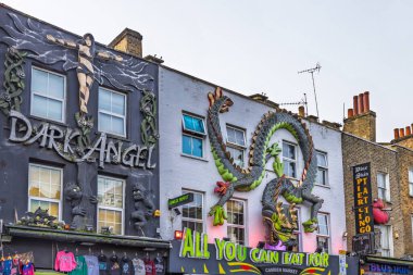 Camden High Caddesi boyunca renkli ve sanatsal mağazalar. Londra, İngiltere, 26 Aralık 2023