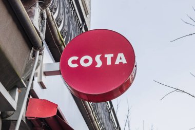 Kırmızılı Costa Kafe tabelası, Camden High Caddesi 'nde sergileniyor. Londra, İngiltere, 26 Aralık 2023