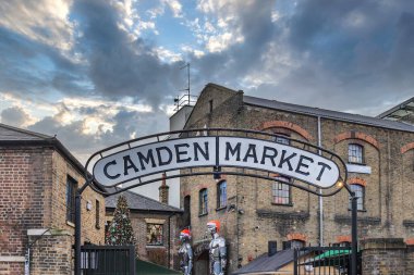 Dramatik gökyüzü ve Londra 'daki tarihi binalarla Camden Market tabelası. Londra, İngiltere, 26 Aralık 2023