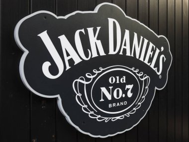 Jack Daniel Old No. Klasik tasarımlı siyah bir duvarda 7 işareti var. Londra, İngiltere, 26 Aralık 2023