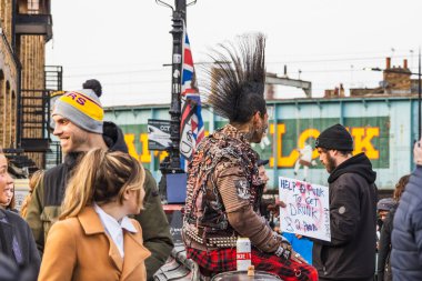 Camden Town 'daki Camden Lock köprüsünün yanında Mohawk' lı serseri duruyor. Londra, İngiltere, 26 Aralık 2023