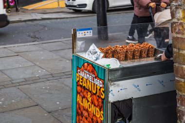 Sokak satıcısı Camden 'da kavrulmuş kestane satıyor. Londra, İngiltere, 26 Aralık 2023