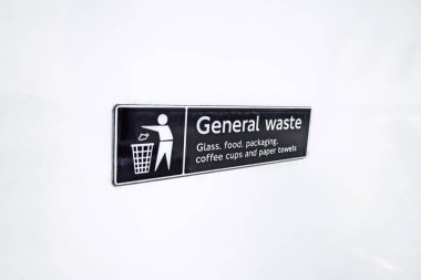 Genel atık yönetimi ve geri dönüşüm kullanımı için çöp öğütücü etiketi.