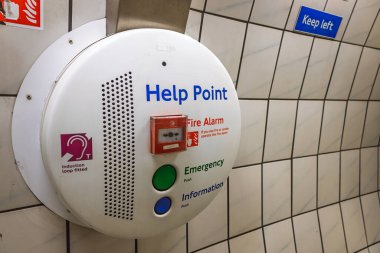 Yardım Noktası Acil Yardım Hattı Londra metrosuna kuruldu. Londra, İngiltere, 31 Aralık 2023