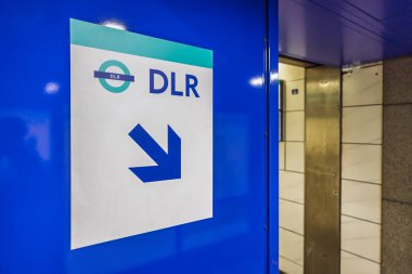 Londra aktarma merkezindeki Docklands Light Railway DLR yön tabelasını temizleyin. Londra, İngiltere, 31 Aralık 2023