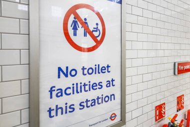 Londra metro istasyonunda tuvalet olmadığını açıkça belirten bir uyarı. Londra, İngiltere, 31 Aralık 2023