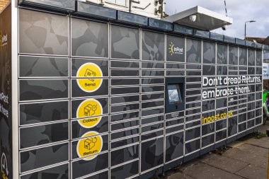 Teslimat ve teslimat için otomatik dolaplar yerleştirin. Londra, İngiltere, 31 Aralık 2023