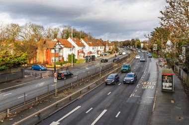 Londra 'nın banliyölerinde evleri olan trafik akışını gösteriyor. Londra, İngiltere, 31 Aralık 2023
