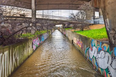 Londra şehir manzarasında canlı graffiti ve köprülerin yer aldığı şehir su kanalı. Londra, İngiltere, 31 Aralık 2023