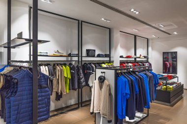 Düzenli giyim vitrinleri olan modern perakende giyim mağazasının içi. Londra, İngiltere, 31 Aralık 2023