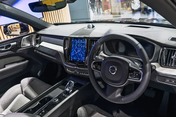 Volvo XC60 SUV içerisi lüks detaylar ve dijital bilgi aktarımı sergiliyor. Londra, İngiltere, 31 Aralık 2023