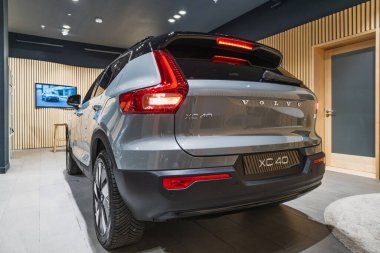 Volvo XC40 sergi salonunda aydınlatılmış stop lambaları olan kompakt SUV dikiz aynası. Londra, İngiltere, 31 Aralık 2023