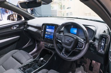 Volvo XC40 'ın içi dijital gösterge paneli ve merkezi dokunmatik ekranı gösteriyor. Londra, İngiltere, 31 Aralık 2023