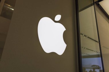 Parlak ışıklı Apple tabelası şık mağazanın önünde. Londra, İngiltere, 31 Aralık 2023