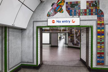 Sanatsal seramikler Londra metro geçidini Victoria Hattı platformuna götürüyor. Londra, İngiltere, 31 Aralık 2023