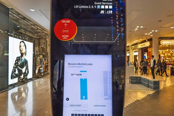 Westfield Londra 'daki alışveriş merkezinde akıllı bir gözlemci. Londra, İngiltere, 31 Aralık 2023