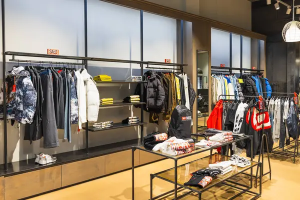 Modern gündelik giyim ve dış giyim içeren şık bir sokak giyimi butiği. Londra, İngiltere, 31 Aralık 2023