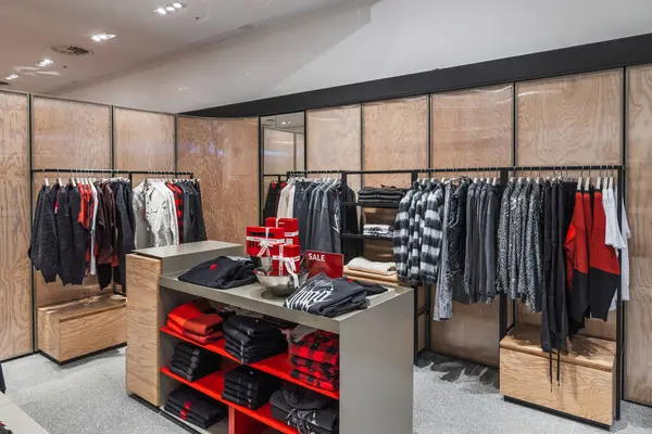 HUGO patron mağazasının içinde modern erkek giyim ve lüks moda sergileniyor. Londra, İngiltere, 31 Aralık 2023