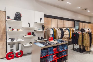HUGO BOSS kıyafetleri ve organize gösterileri olan bir butik. Londra, İngiltere, 31 Aralık 2023