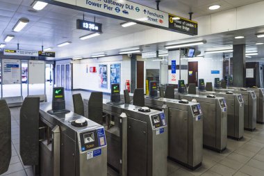 Tower Hill metro istasyonundaki bilet kapıları ve tabelalar. Londra, İngiltere, 14 Ocak 2023