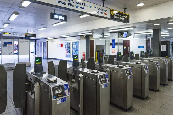 Tower Hill metro istasyonundaki bilet kapıları ve tabelalar. Londra, İngiltere, 14 Ocak 2023