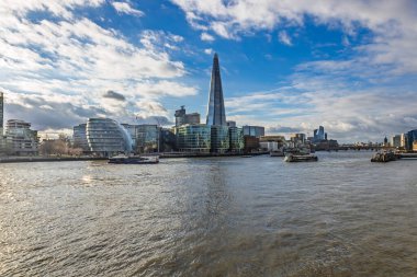 Çömlek ve Londra gökyüzü Thames Nehri 'nin karşısından gün ışığında görünüyor..