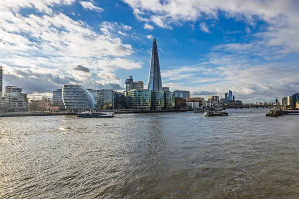 Çömlek ve Londra gökyüzü Thames Nehri 'nin karşısından gün ışığında görünüyor..