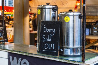 Borough Market 'te satılmış karatahta ve metal konteynırlarla dikil. Londra, İngiltere, 14 Ocak 2024