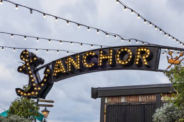 Bar girişinde ampul ve sicim lambaları asılı ANCHOR tabelası. Londra, İngiltere, 14 Ocak 2024