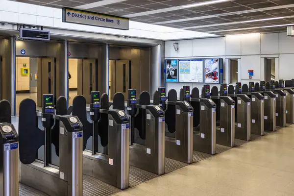 Oyster kart okuyucularıyla Londra metro istasyonunda modern bilet engelleri. Londra, İngiltere, 14 Ocak 2024