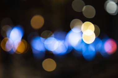 Mavi ve sarı tonlu renkli bulanık bokeh ışıkları, şehir gece sahneleri için ideal..