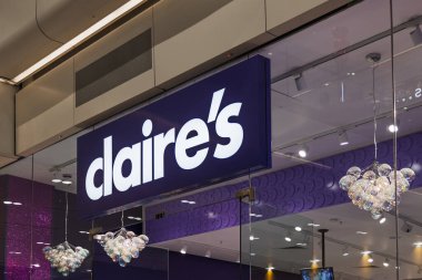 Claire 'in mağaza girişinde parlak bir logo ve şık bir mağaza var. Londra, İngiltere, 10 Şubat 2024