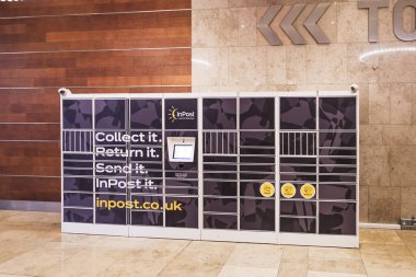 Temiz modern tasarımı olan bir alışveriş merkezinde sergilenen çevrimiçi sipariş koleksiyonu için Indoor Post paket dolabı sistemi. Londra, İngiltere, 10 Şubat 2024