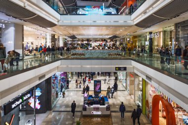 Londra 'daki Westfield Stratford City alışveriş merkezinde birden fazla perakende satış katları, mağazalar ve hareketli müşteriler var. Londra, İngiltere, 10 Şubat 2024
