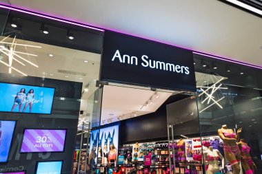 Ann Summers perakende mağazası girişi. Işıklı bir tabela ve canlı bir iç mekan. Bir alışveriş merkezinde. Londra, İngiltere, 10 Şubat 2024