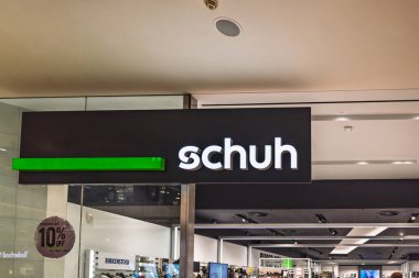 Modern bir alışveriş merkezinin Schuh mağazası girişi. Işıklı tabela ve çağdaş perakende tasarımı var. Londra, İngiltere, 10 Şubat 2024
