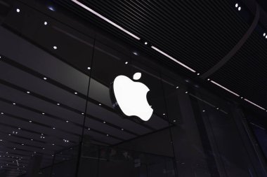 Apple mağazası cam bina tabelasını aydınlatıyor, temiz modern teknoloji tasarımı sergiliyor. Londra, İngiltere, 10 Şubat 2024
