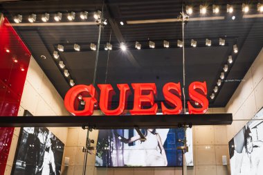 Alışveriş merkezinin girişinde parlak kırmızı renkli tahmin mağazası tabelası popüler bir moda perakendecisini temsil ediyor. Londra, İngiltere, 10 Şubat 2024