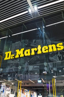 Alışveriş merkezinin girişinde koyu sarı işaretli, ikonik ayakkabı perakende markası olan Dr. Martens 'i aydınlattım. Londra, İngiltere, 10 Şubat 2024