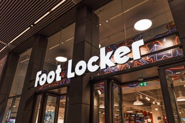 Aydınlatılmış ayakkabı mağazası tabelası beyaz, popüler spor ayakkabıları satan bir alışveriş merkezinde. Londra, İngiltere, 10 Şubat 2024